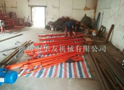 點(diǎn)擊查看詳細(xì)信息<br>標(biāo)題：華友機(jī)械直滑式吊運(yùn)機(jī)發(fā)貨現(xiàn)場(chǎng) 閱讀次數(shù)：7186